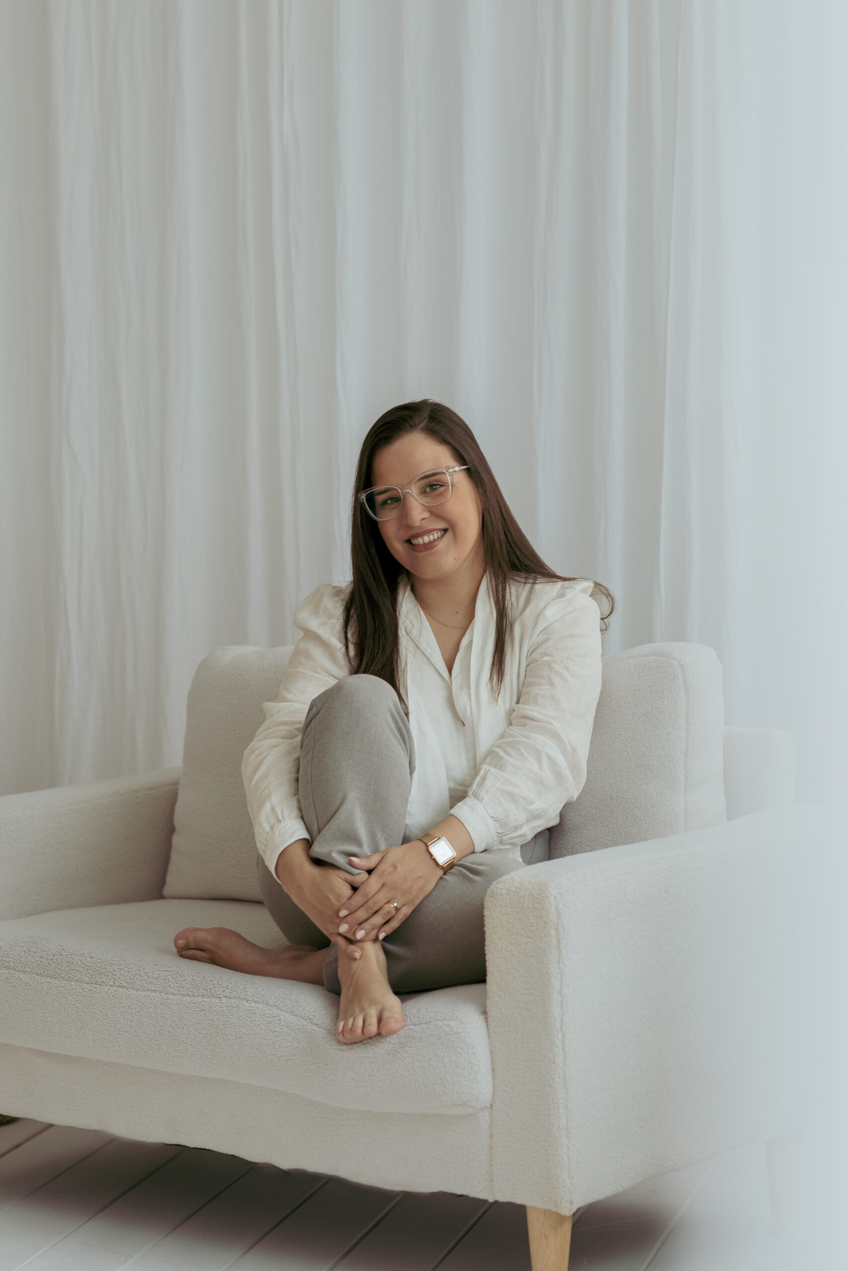 Nutricionista profesional Eli Vicci sentada en el sofá